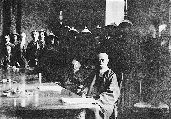 签订“北京条约”时的情景：庆亲王、李鸿章与法国全权公使